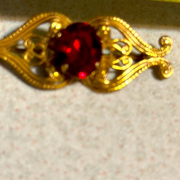 Vintage Miriam Haskell gold tone red rhinestone broach (598) - Picture 5 of 5